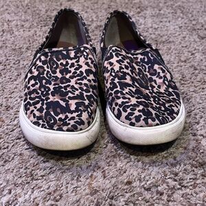 SIZE 9 STEVE MADDEN LEOPARD PRINT SNEAKERS